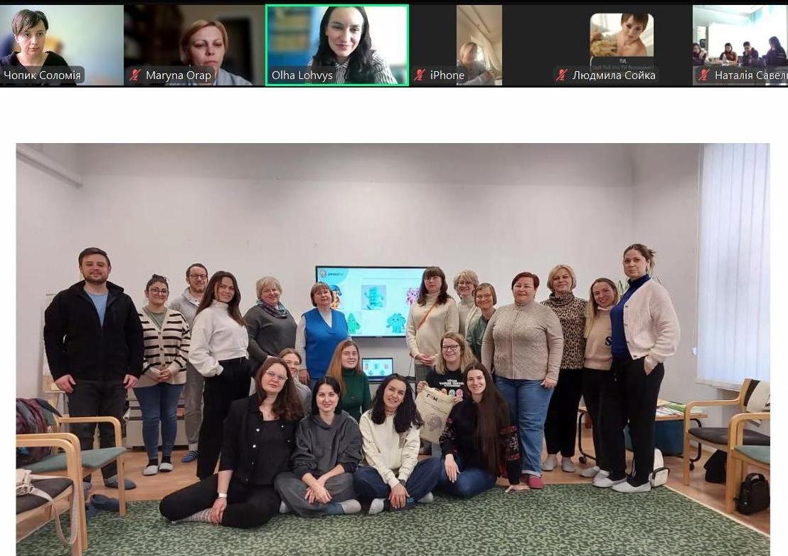 З колегами у офісі Peaassi